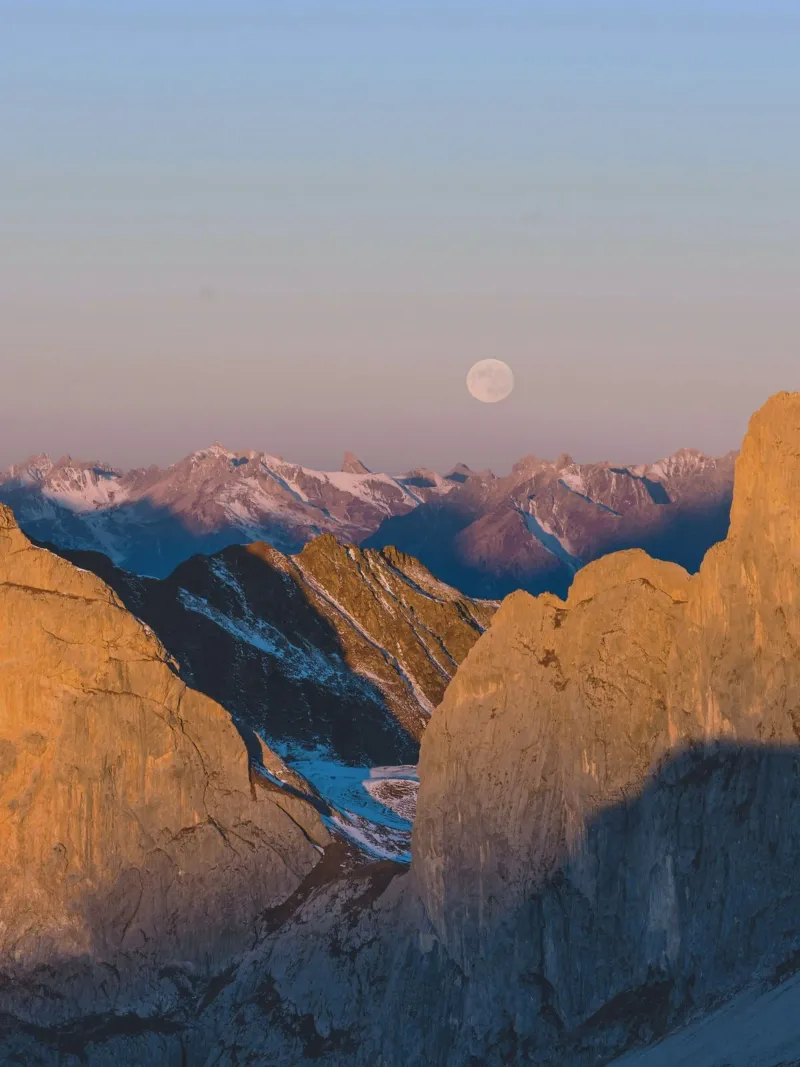 mountain in sunset poster con telaio in plastica da lily