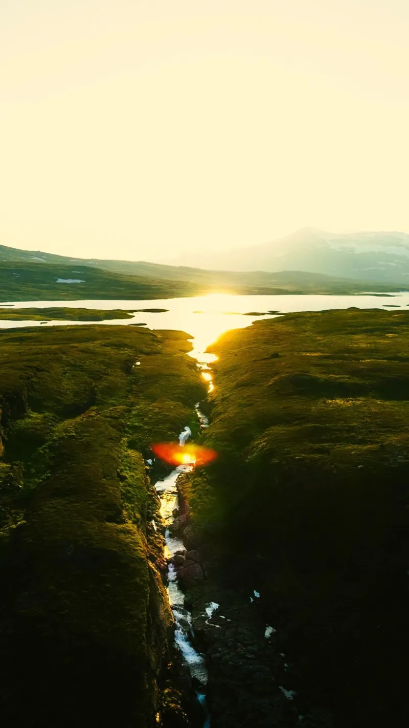 valley with sunshine poster con telaio in legno da lily