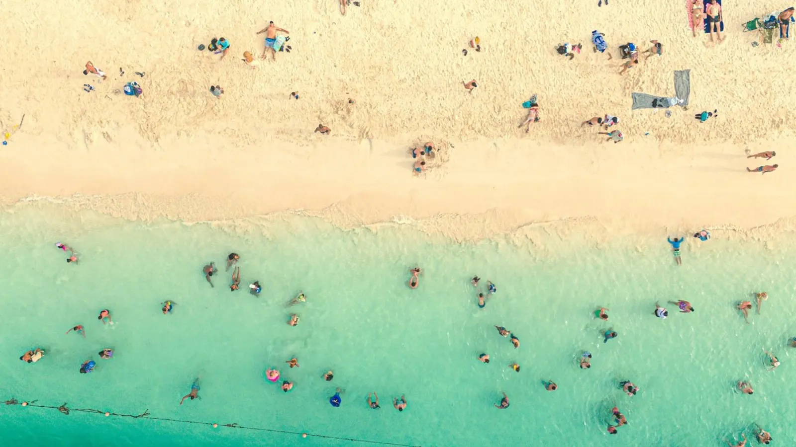 beach full people poster con telaio in alluminio da lily