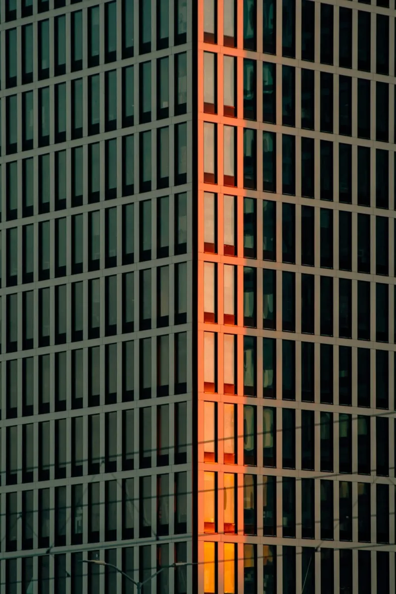 building in afternoon poster con telaio in alluminio da kichin
