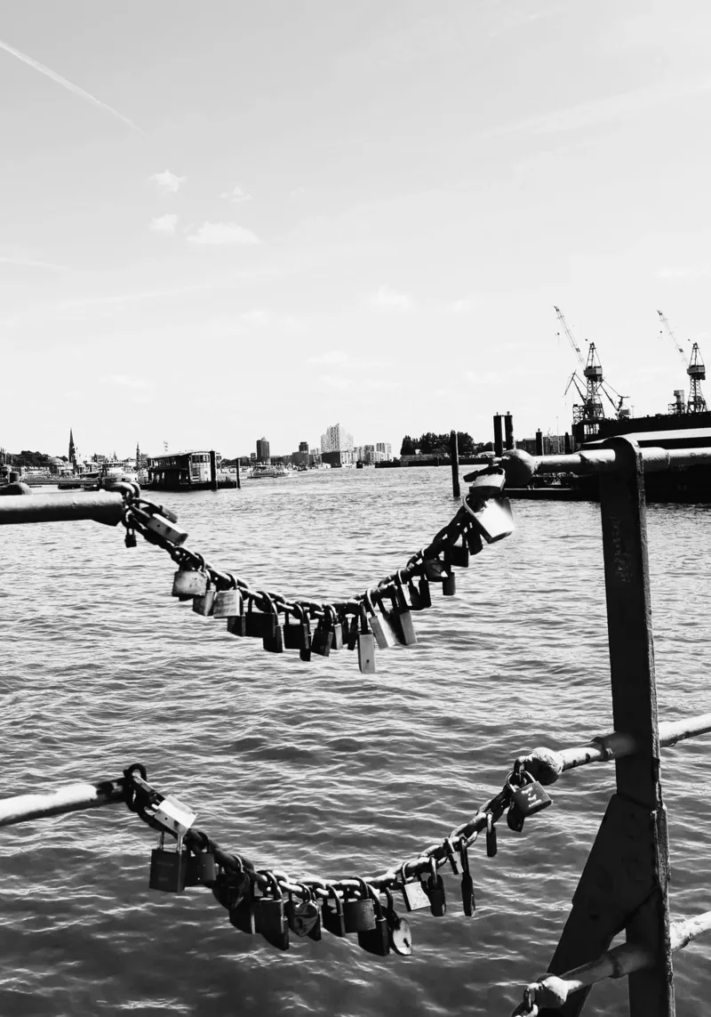 Keys to the Heart – Hamburg poster con telaio in plastica da DigiWunderwerk