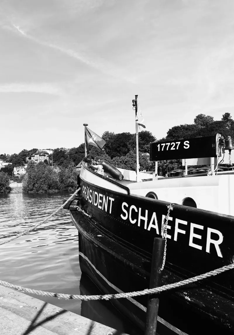 Zwischen Elbe und Kutter – Övelgönne poster con telaio in legno da DigiWunderwerk