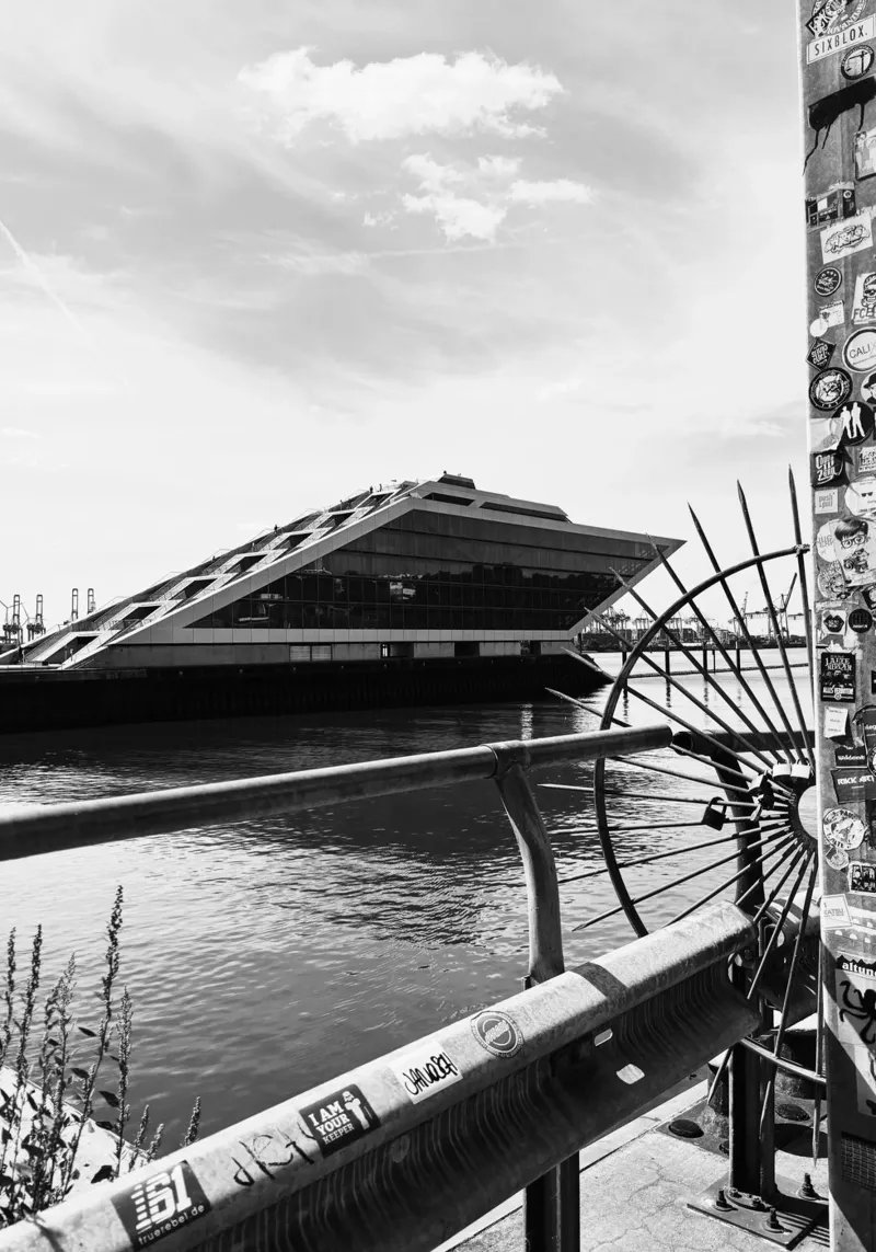 Dockland Vibes – Hamburg Streetstyle poster con telaio in legno da DigiWunderwerk
