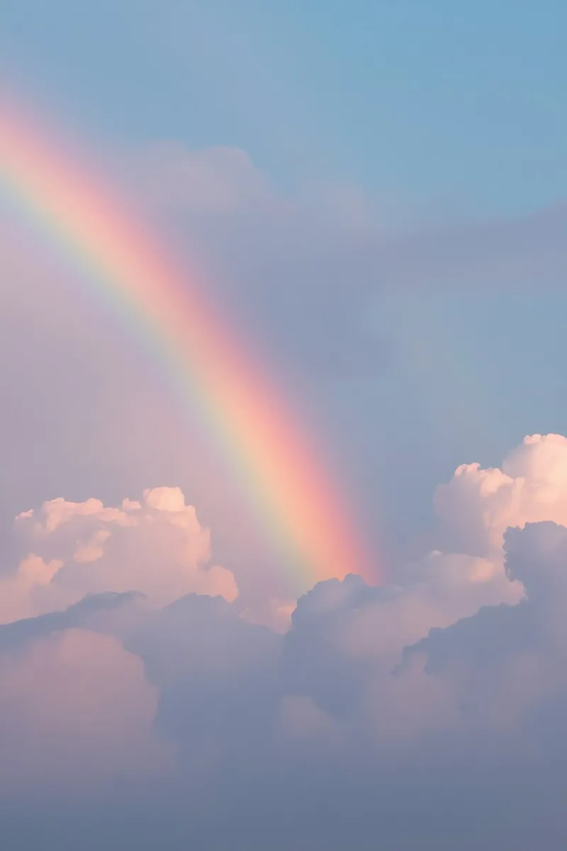 Arcobaleno sopra le nuvole rosa nel cielo blu poster con telaio in alluminio da DesignDoodle