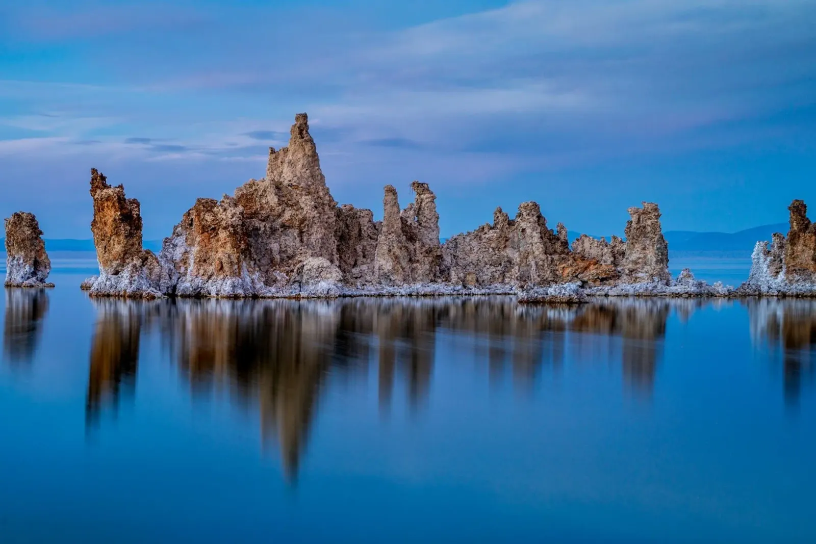 Vorstformatie op Mono Lake, Californië, VS canvas met Baklijst van anderm