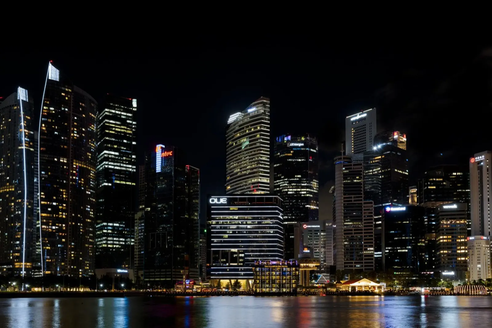Skyline di Singapur di notte pellicola backlit da thetraveller
