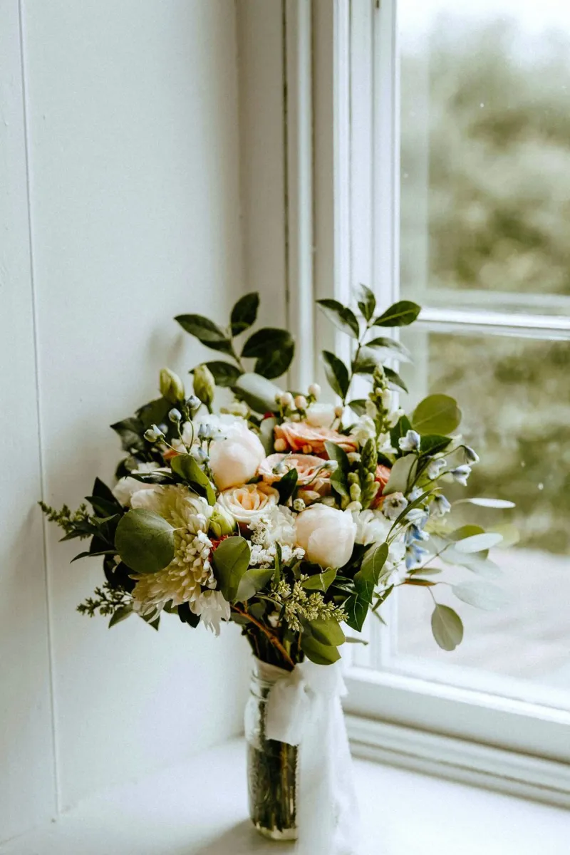 vase on window poster da space words