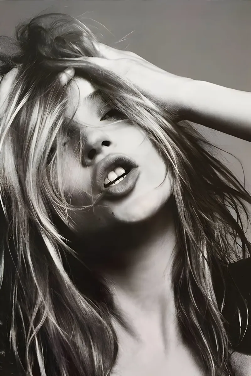 Kate Moss con la testa in mano poster con telaio in alluminio da Klia M_Art