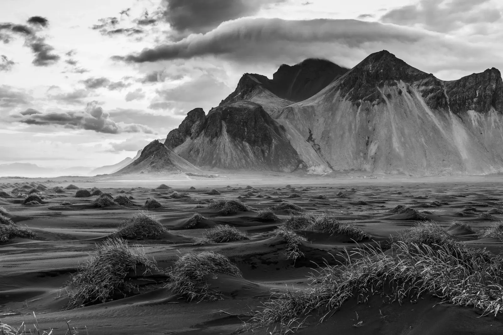 Spiaggia di Stokksnes poster con telaio in legno da thetraveller