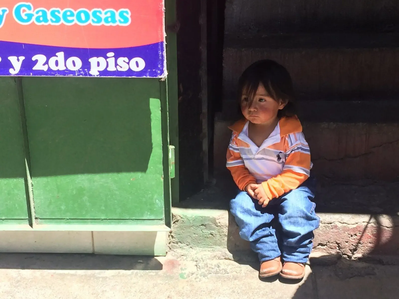 ritratto di un bambino del mondo poster con telaio in legno da LinaTravels