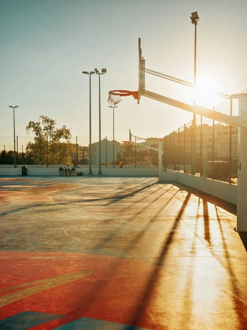 Golden Hour Basketball poster con telaio in legno da Thilo Grøsch