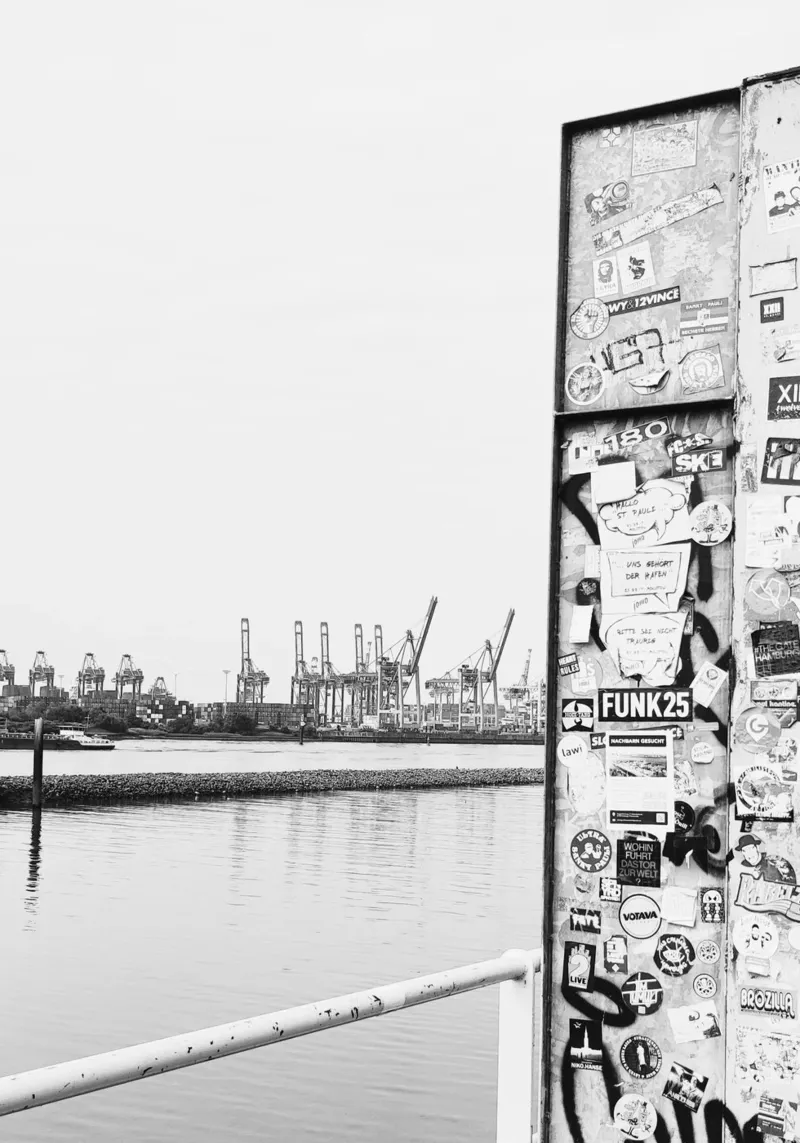 Harbor Rebels poster con telaio in legno da DigiWunderwerk