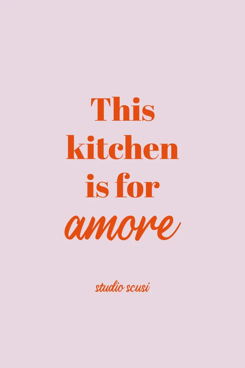 This kitchen is for amore poster con telaio in legno da studio scusi