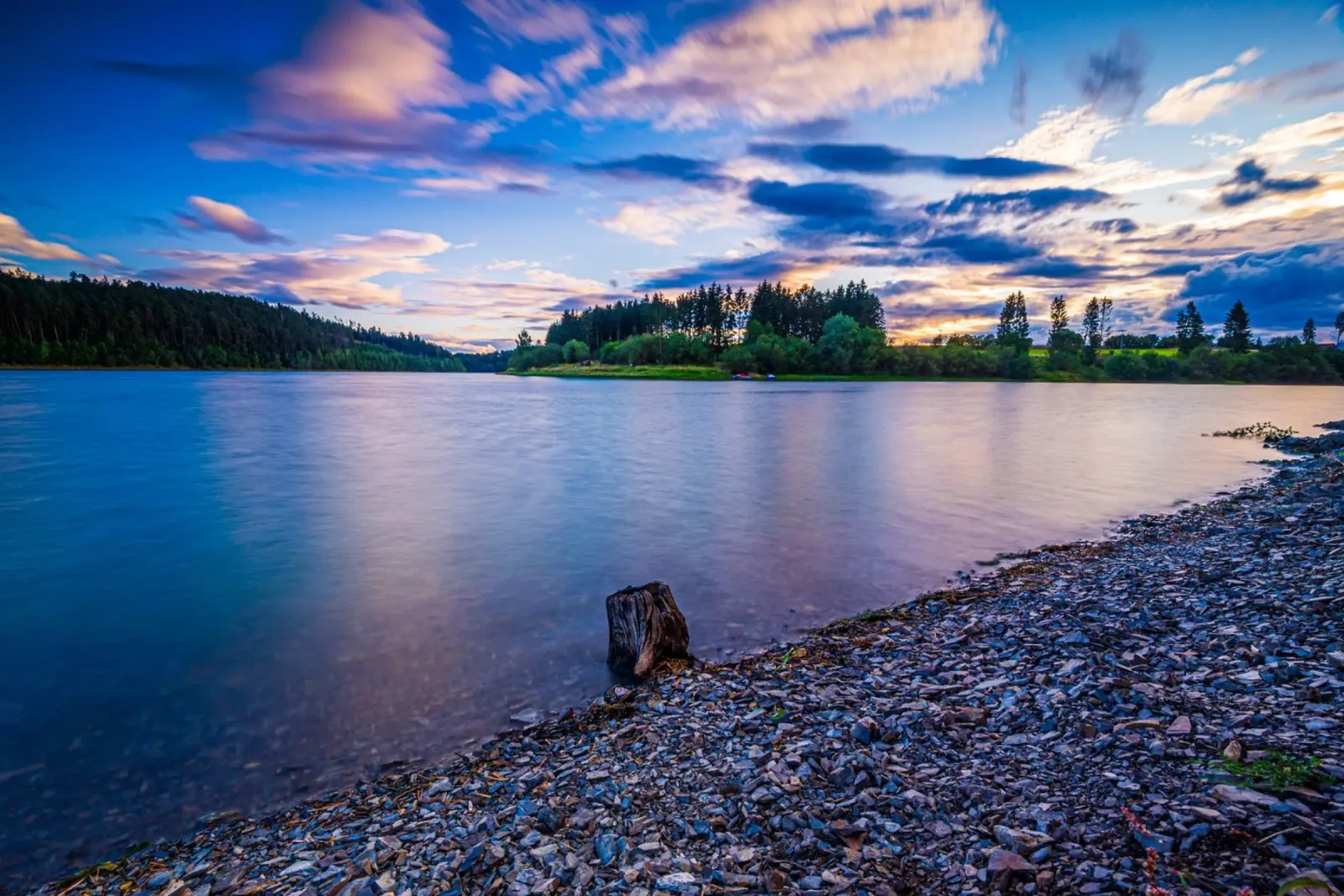 Tramonto al lago artificiale pellicola backlit da Marcus Beckert | Fotografie