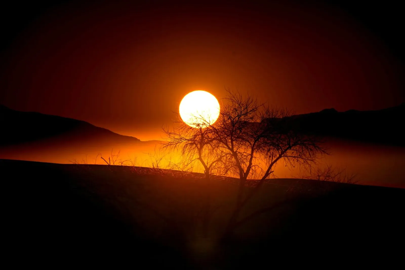 l'alba sulla montagna poster da Earthly Visions