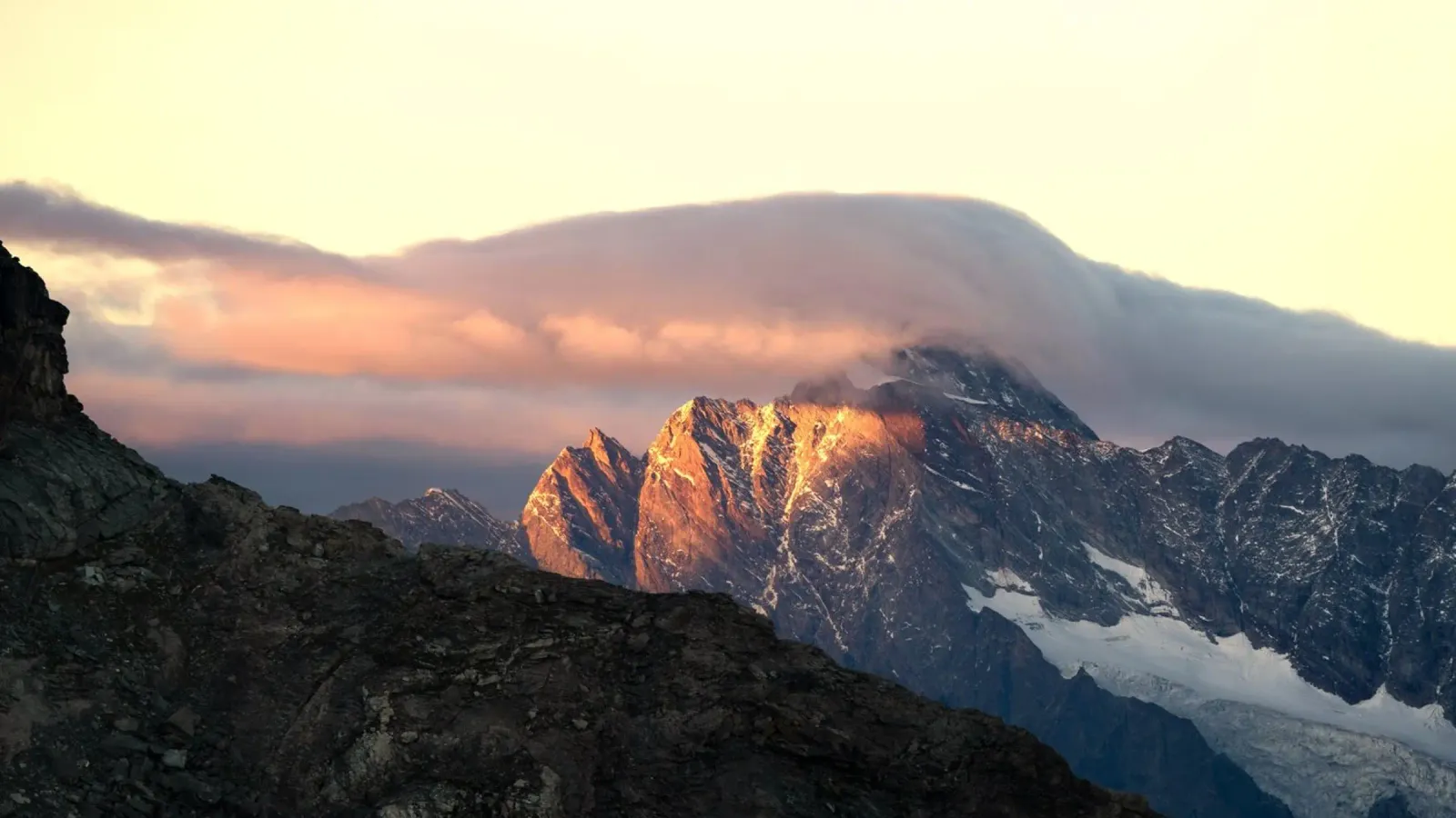 pendio di montagna all'alba poster da Earthly Visions