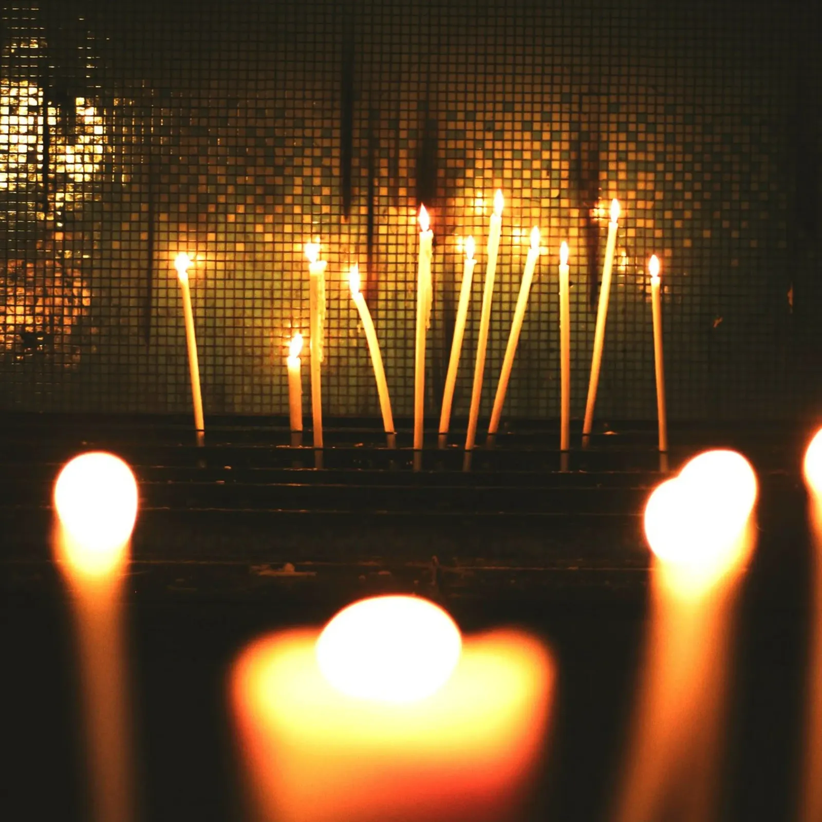 The flickering candles poster con telaio in alluminio da mip of map