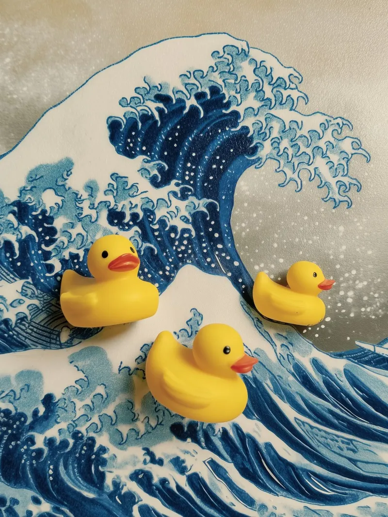 La grande onda di Duck-Gawa | Hokusai incontra l'anatra da bagno poster con telaio in legno da Autofocus