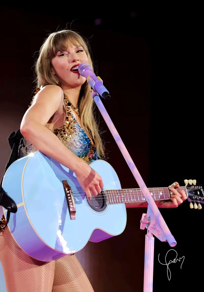 La bellezza di Taylor Swift poster con telaio in legno da shiners