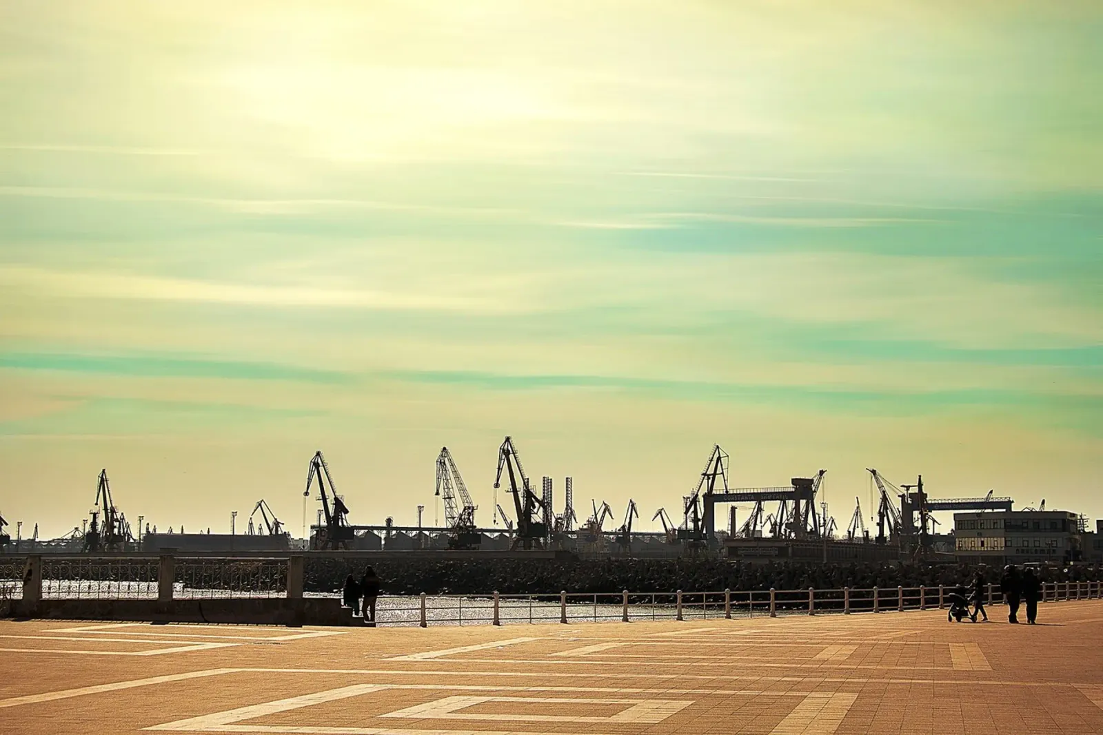 Minimalist Crane Silhouettes – Fine Art Photography Print Leinwand mit Schattenfugenrahmen von jay