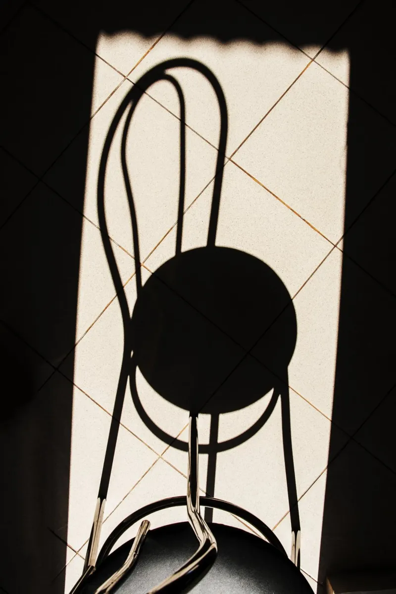 Schaduwen van gebogen stoelen - Minimalistische fine art fotografie print canvas met Baklijst van jay