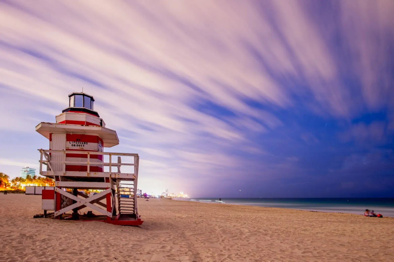 La spiaggia di Miami di notte poster con telaio in alluminio da anderm