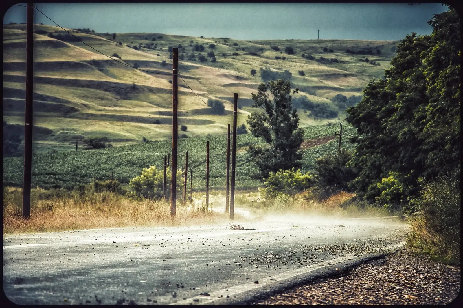 The Empty Curve - Staub, Licht und Stille Leinwand mit Schattenfugenrahmen von jay