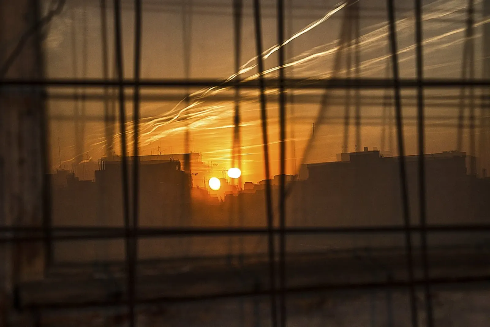Twee zonnen boven de stad - Urban Abstract Print canvas met Baklijst van jay
