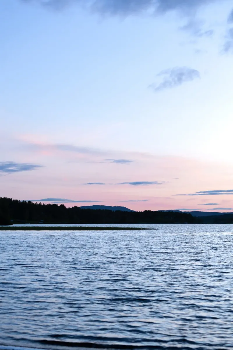 Poster naturalistico scandinavo. Tramonto rosa sul mare poster da karijn_landscapes