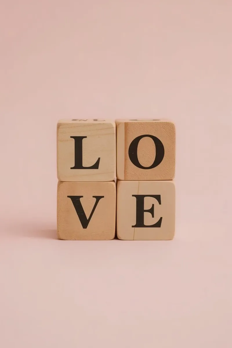 Romantische gestapelte Holzklötze Buchstabieren LIEBE Leinwand mit Schattenfugenrahmen von DesignDoodle