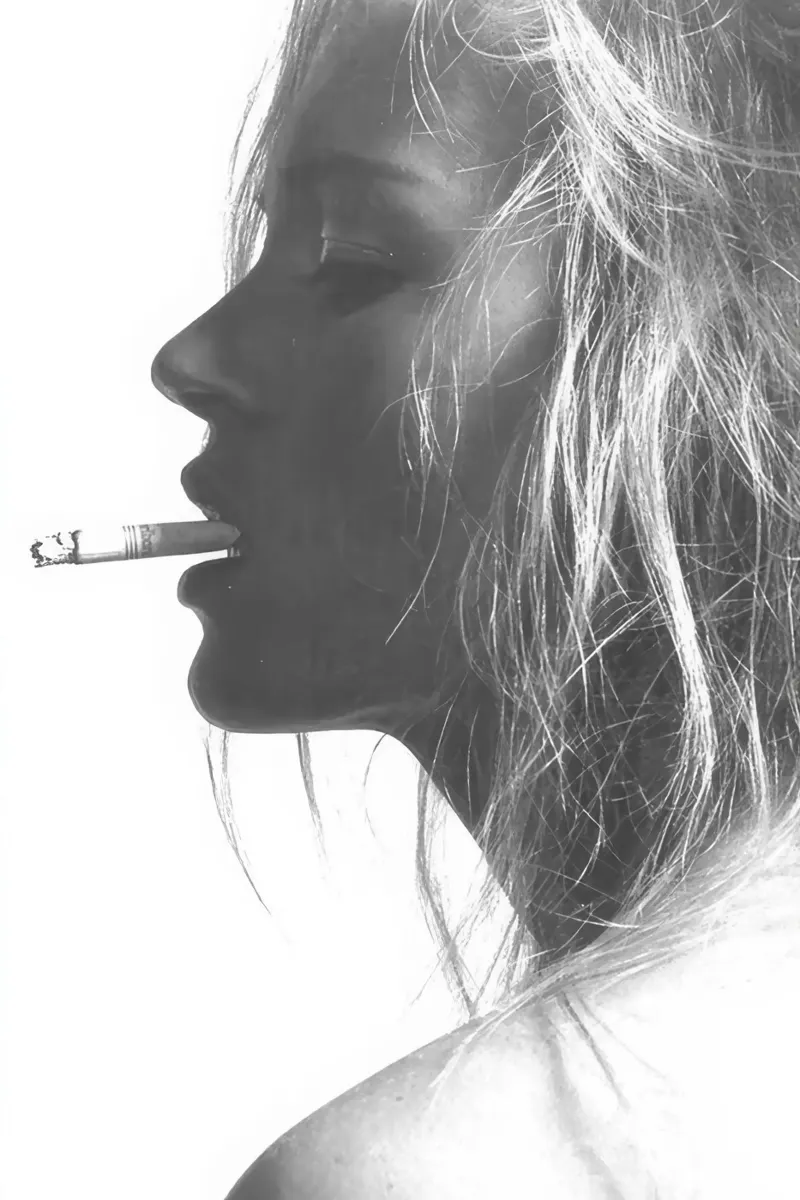 Kate Moss che fuma tela con Cornice a cassetta da vintgeseyn