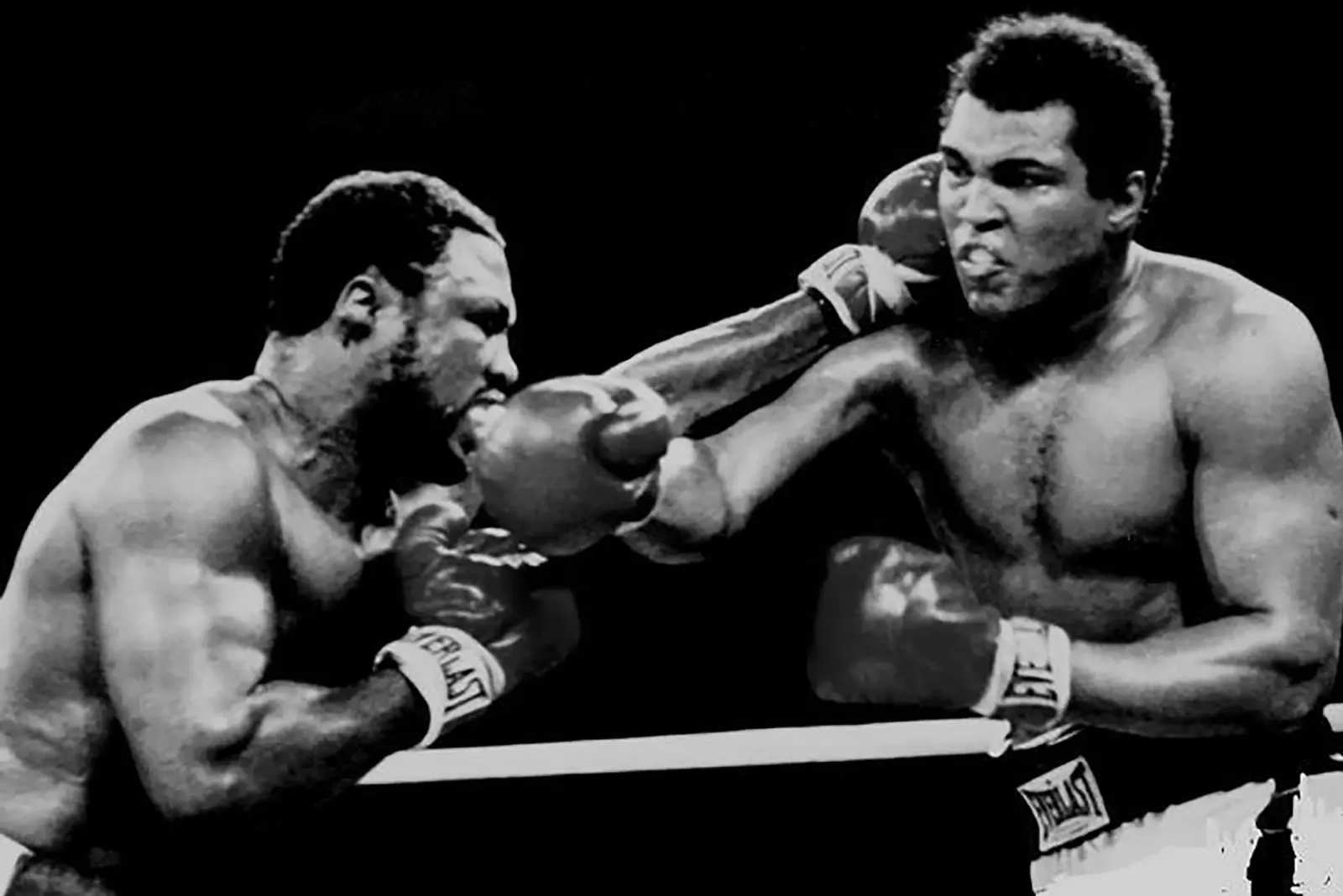 Thrilla in Manila Leinwand mit Schattenfugenrahmen von Coreyalbert