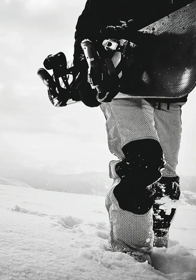 Camminare su un cumulo di neve poster con telaio in alluminio da World of Pearce