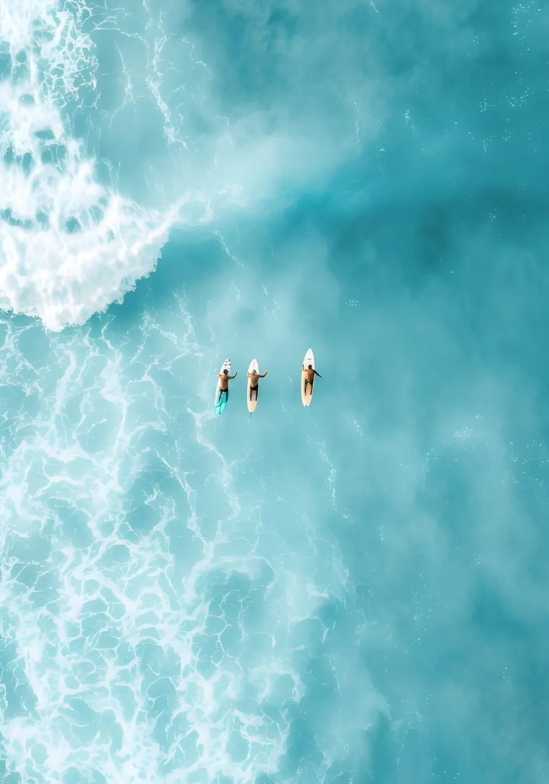 Surfer in der Luft, Türkisfarbener Ozean, Surf Art Poster von dawnthesea