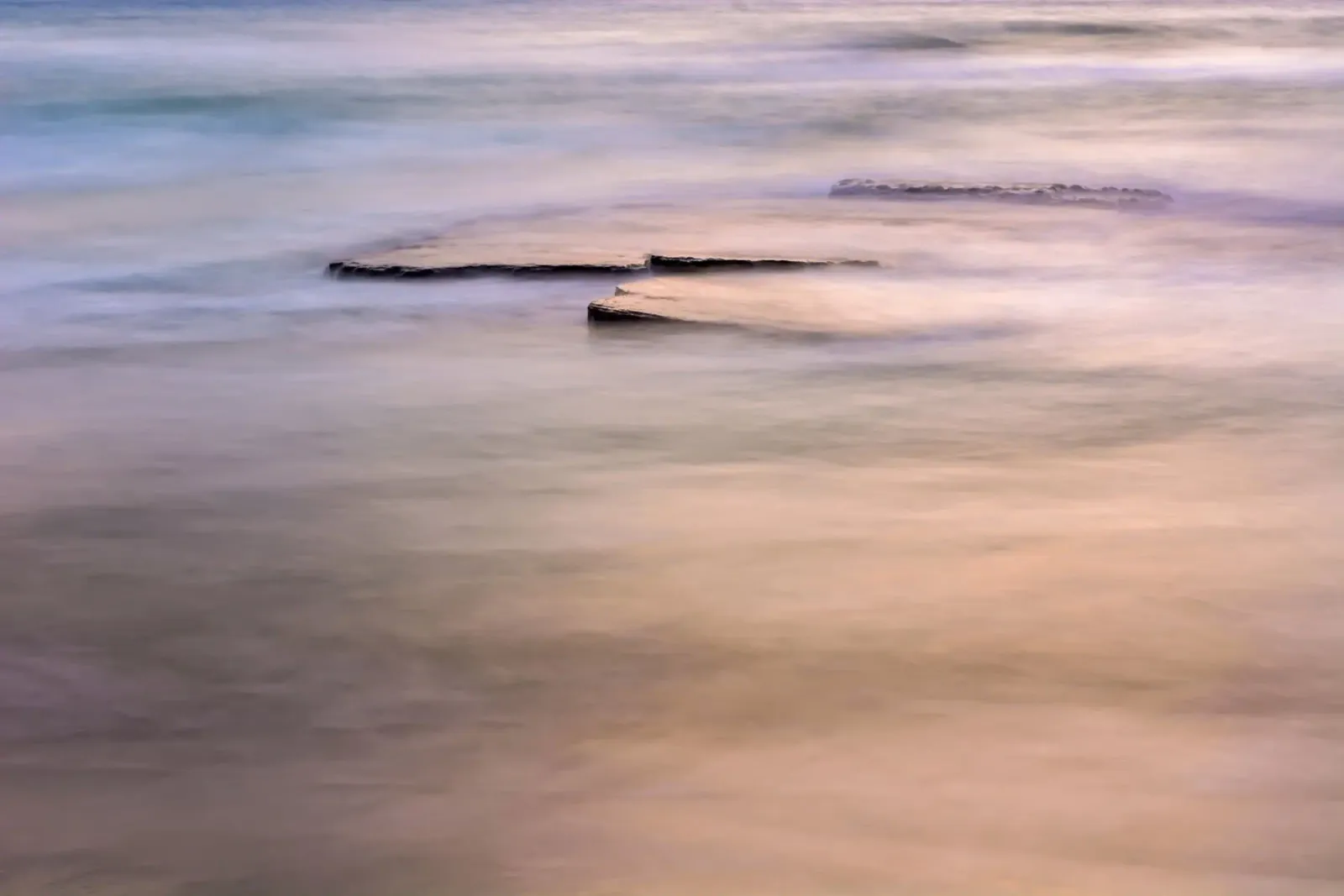 In riva al mare #10 poster con telaio in plastica da Tal Paz-Fridman