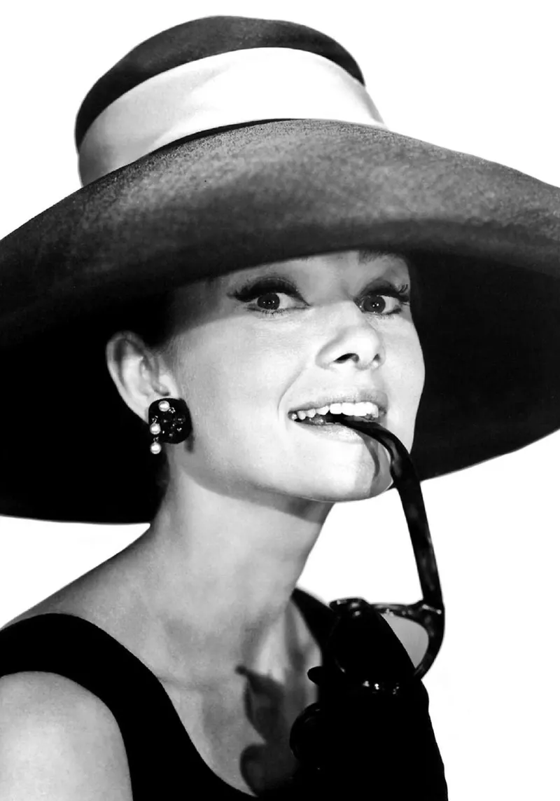 Audrey Hepburn in tenuta estiva poster da April Lewis