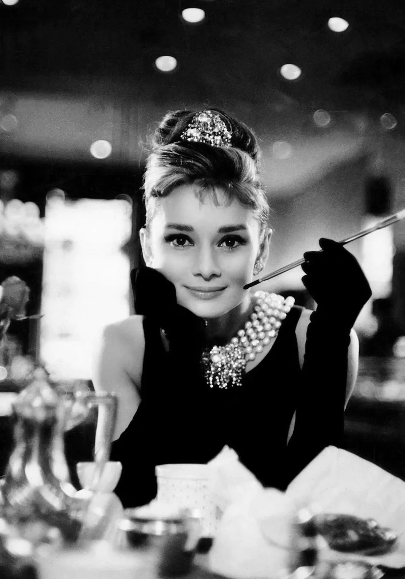Audrey Hepburn in Colazione da Tiffany poster con telaio in legno da April Lewis