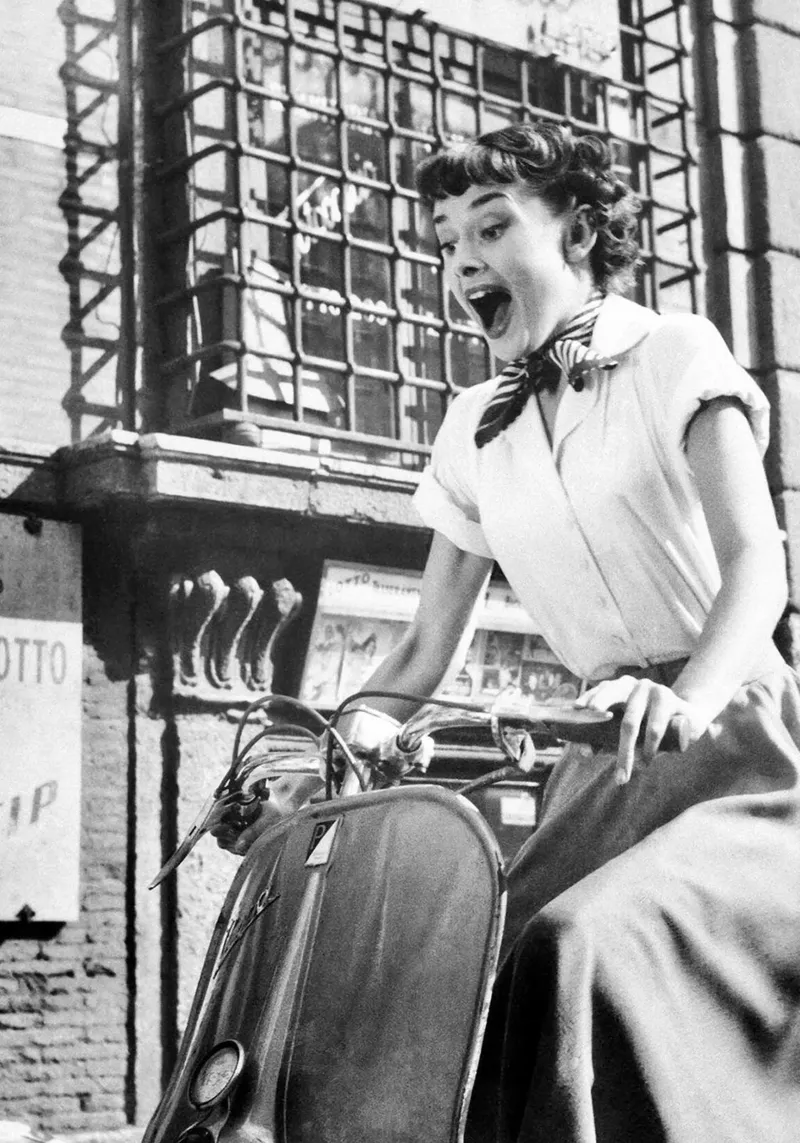 Audrey Hepburn in scooter tela con Cornice a cassetta da April Lewis