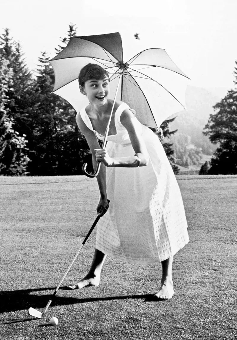 Audrey Hepburn che gioca a golf poster da April Lewis