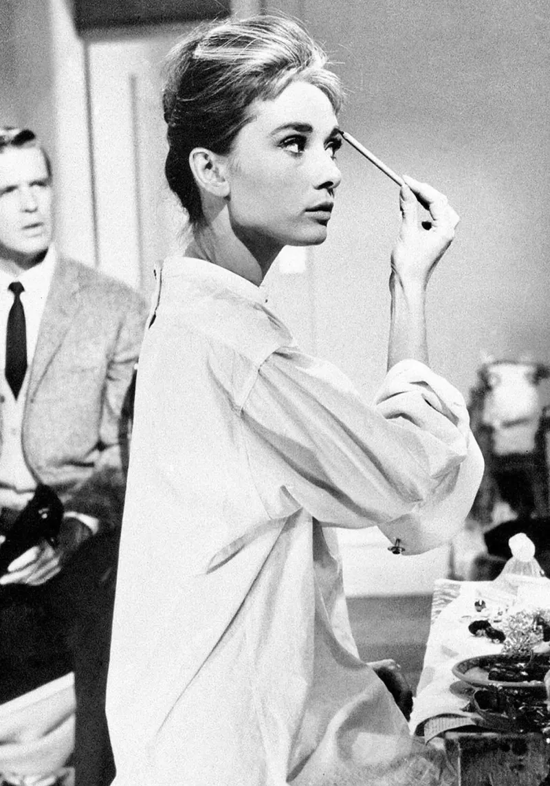Audrey Hepburn mentre si trucca poster con telaio in legno da April Lewis
