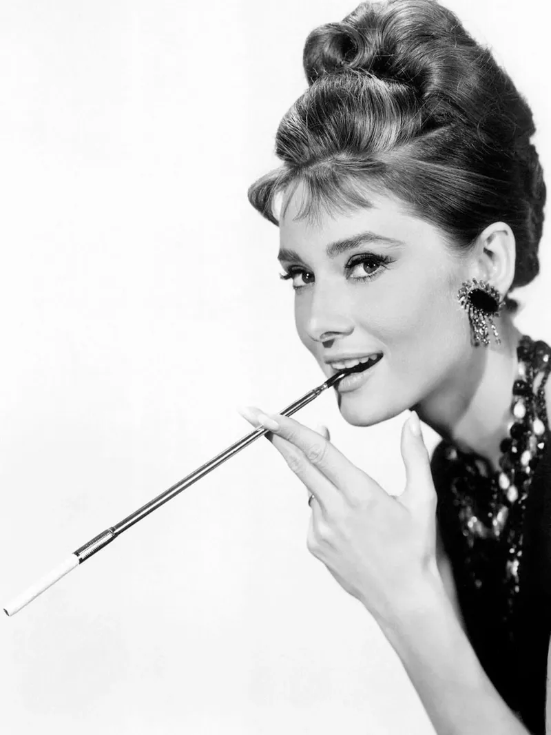 Audrey Hepburn con portasigarette tela con Cornice a cassetta da April Lewis