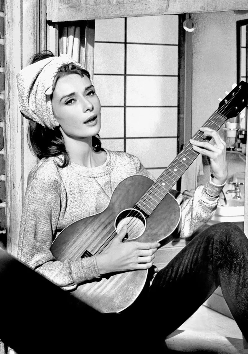 Audrey Hepburn con la chitarra tela con Cornice a cassetta da April Lewis