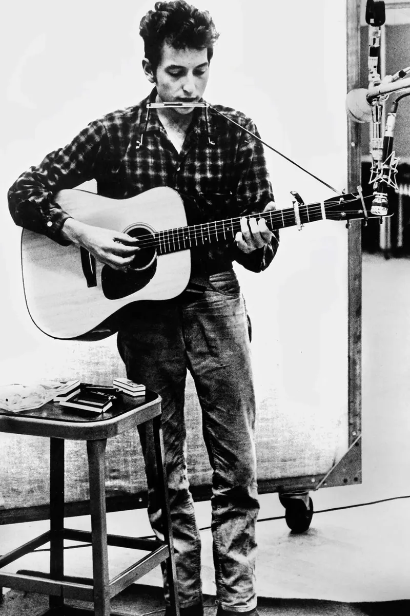 Bob Dylan con armonica e chitarra poster con telaio in legno da April Lewis
