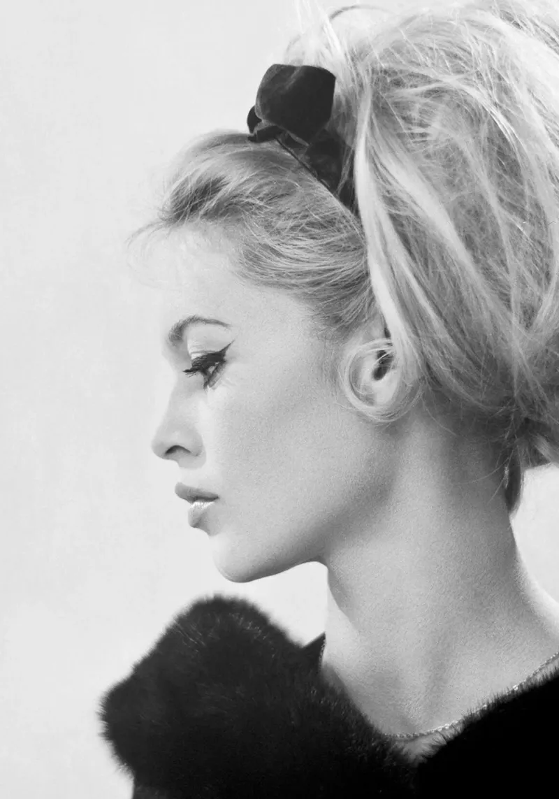 Brigitte in profile poster con telaio in legno da April Lewis