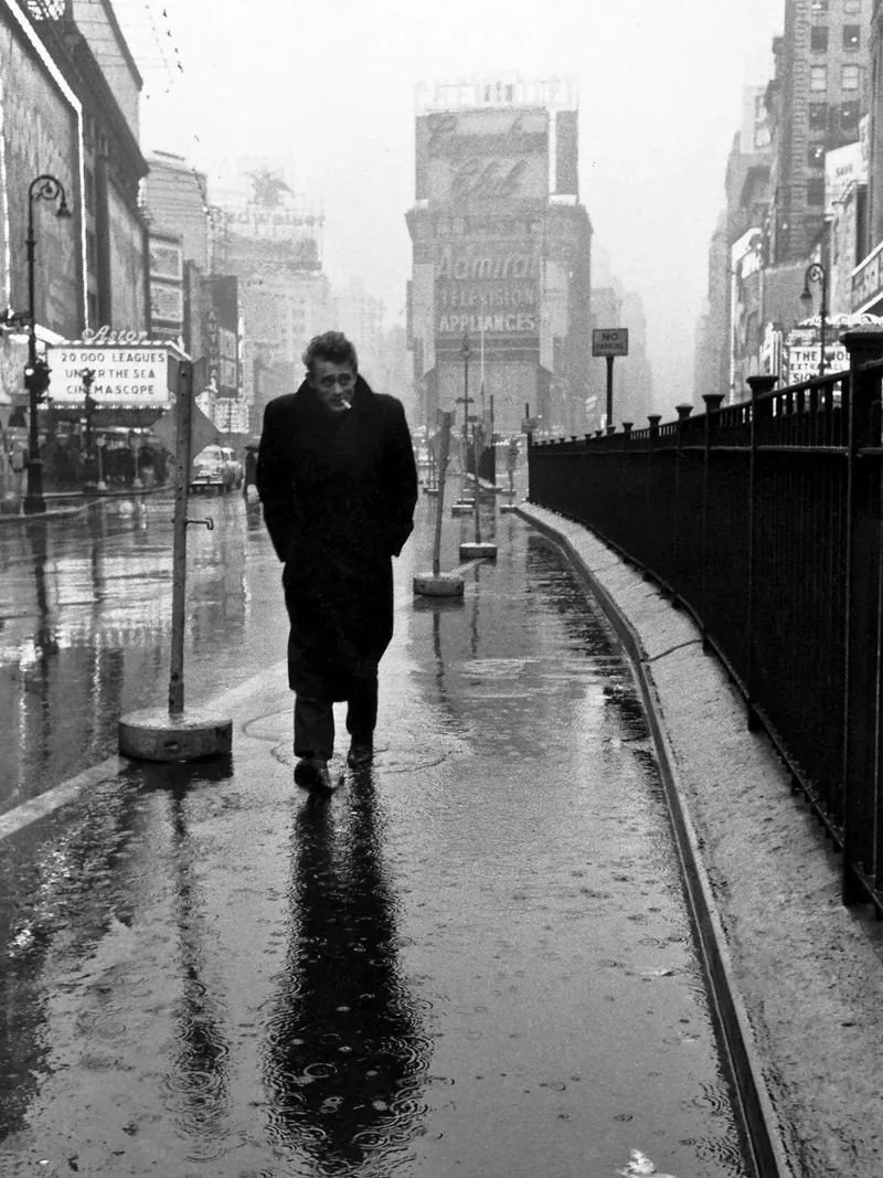 James Dean a Times Square poster con telaio in alluminio da April Lewis
