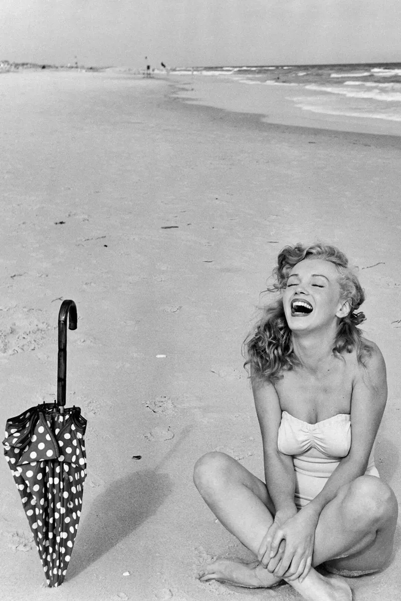 Marilyn Monroe in spiaggia poster da April Lewis