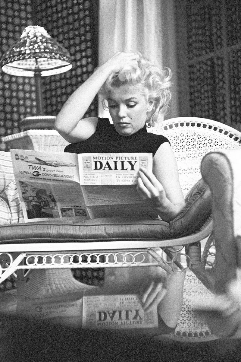 Marilyn Monroe mentre legge un giornale tela con Cornice a cassetta da April Lewis