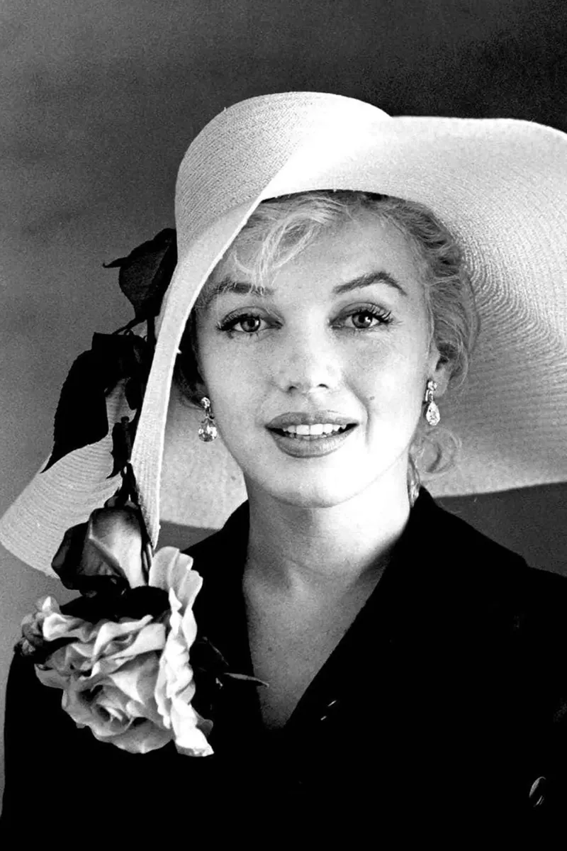 Marilyn Monroe con cappello bianco poster da April Lewis