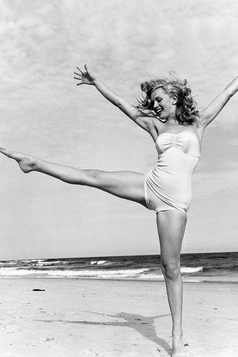 Marilyn sulla spiaggia poster con telaio in plastica da April Lewis