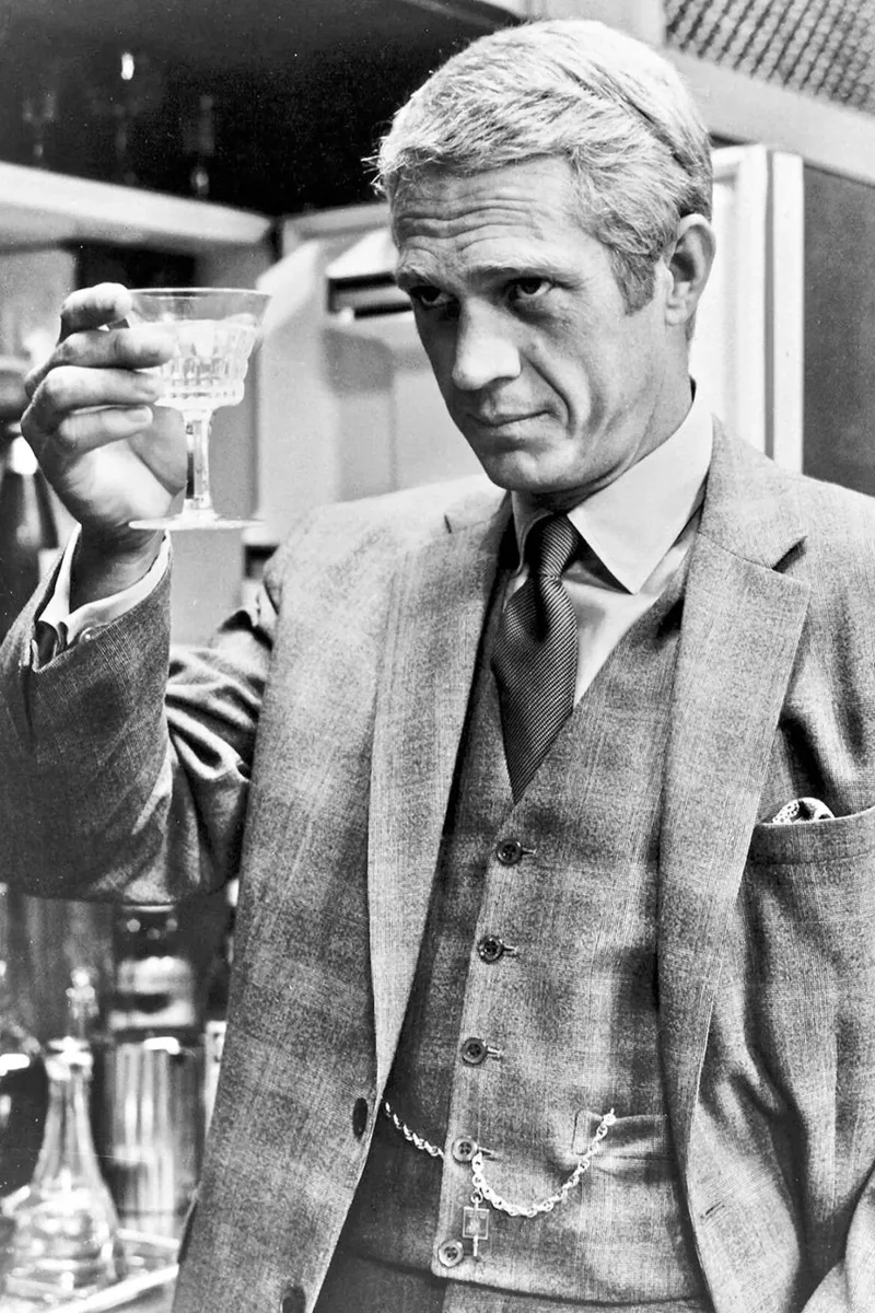 Steve McQueen in giacca e cravatta poster con telaio in legno da April Lewis